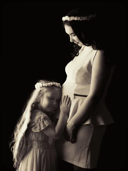 Dziewczyna na obrazku anioła przytula brzuch jej najstarszy p — Zdjęcie stockowe