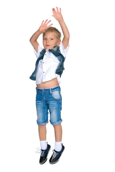 Kleiner Junge springt — Stockfoto