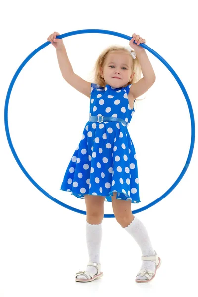 The little girl turns the hoop. — Stock Photo, Image