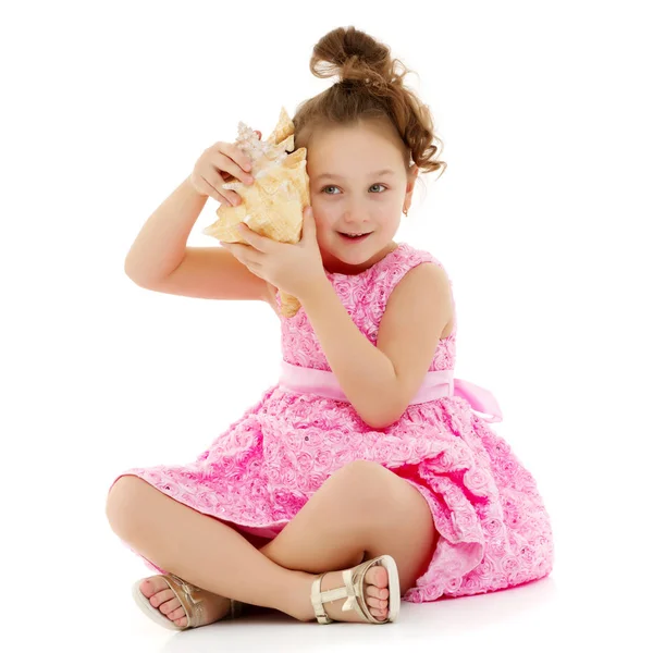 Little girl with sea shell — Stock Photo, Image