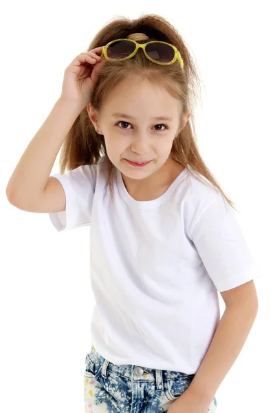 Meisje met zonnebril. — Stockfoto