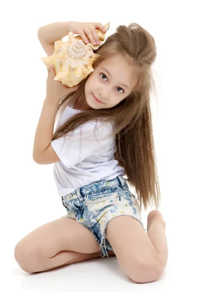 Little girl with sea shell — Stock Photo, Image