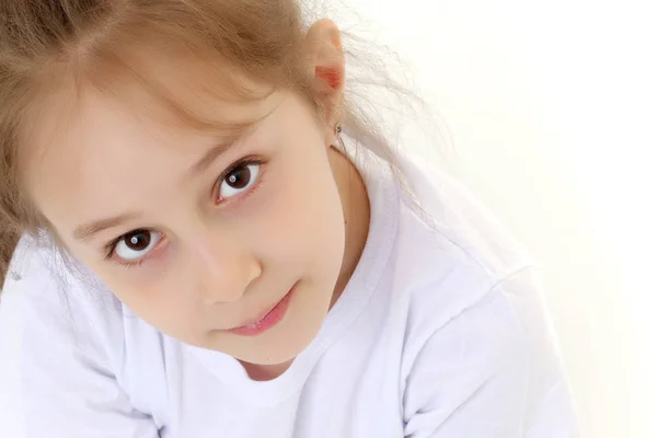 Schöne kleine Mädchen Blick von oben. — Stockfoto