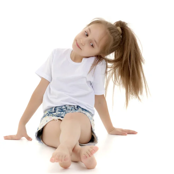 Affascinante ragazza in pura t-shirt bianca per pubblicità e pantaloncini — Foto Stock