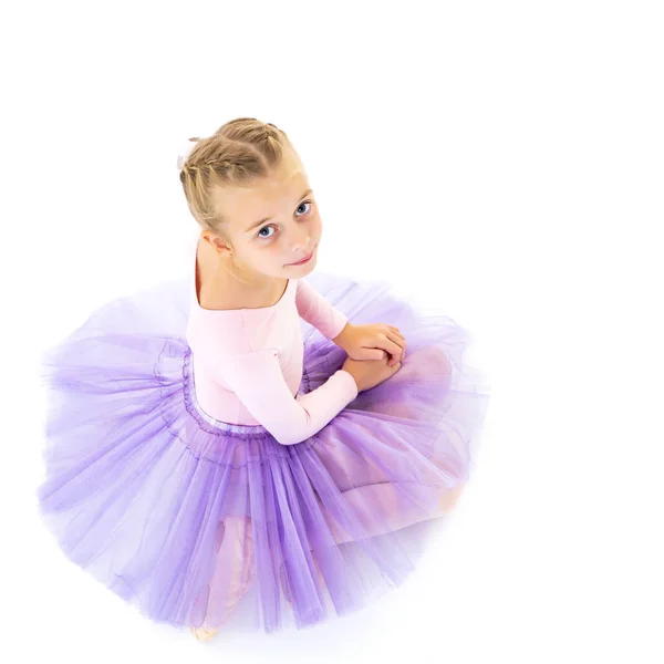 Bambina ballerina nell'immagine in posa sul pavimento. — Foto Stock