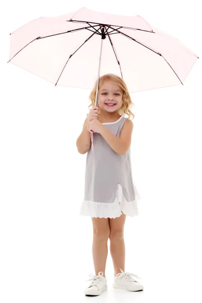 Klein meisje onder een paraplu. — Stockfoto
