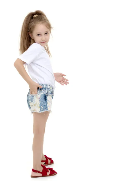 Niña en una camiseta blanca pura para publicidad y pantalones cortos . —  Fotos de Stock