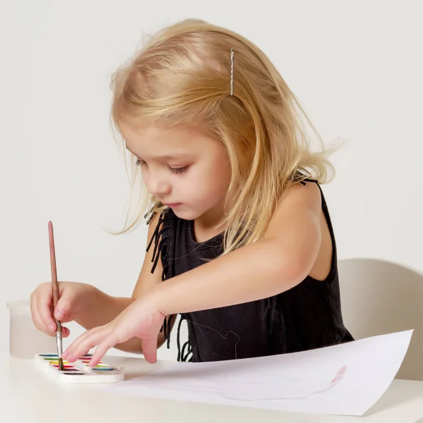 Little girl draws paints. — Stock Photo, Image