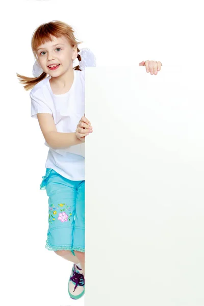 Uma menina está mostrando um anúncio em um banner branco . — Fotografia de Stock