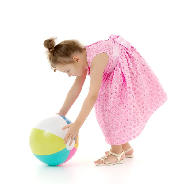 Petite fille joue avec une balle — Photo