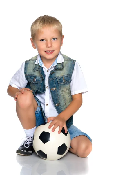 Kisfiú játszik a futball-labda. — Stock Fotó