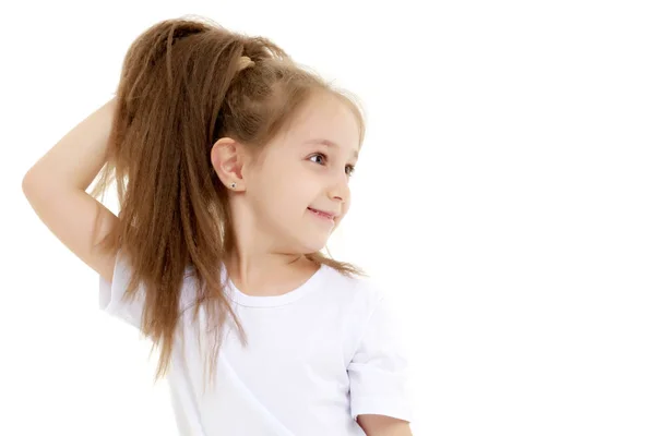 Emotioneel klein meisje in een schoon wit T-shirt. — Stockfoto