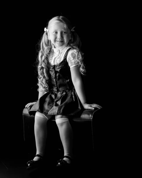 Маленькая девочка на черном фоне — стоковое фото