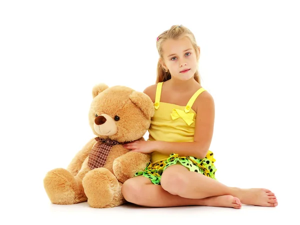 Klein meisje met teddybeer — Stockfoto