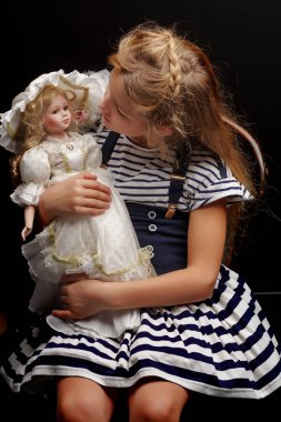 Bir bebek siyah bir arka plan ile küçük kız.