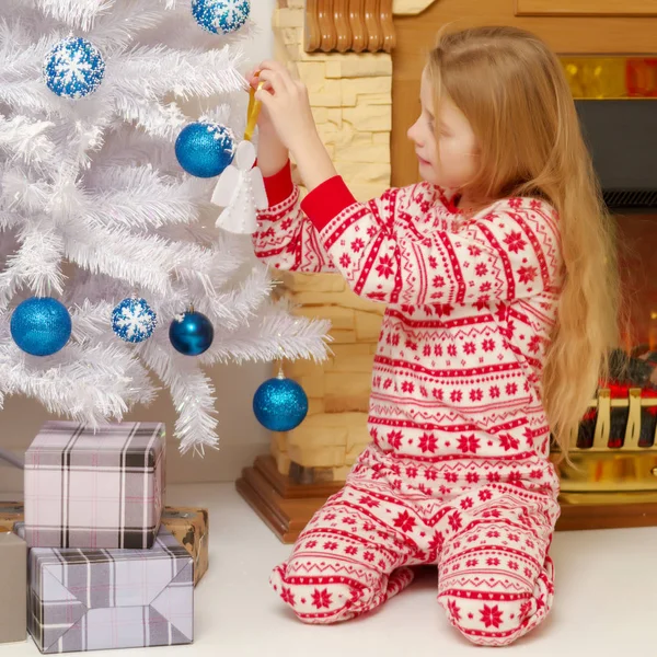 Una bambina sta decorando un albero di Natale . — Foto Stock