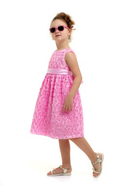 Güneş gözlüklü küçük kız..