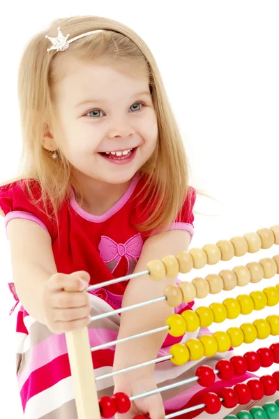 Kız abacus üzerinde sayar — Stok fotoğraf