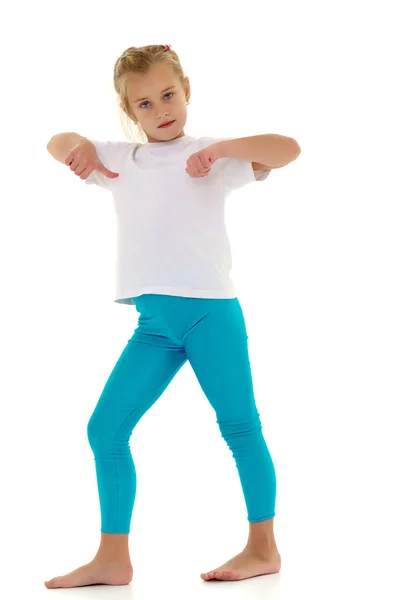 Klein meisje in een wit t-shirt. — Stockfoto