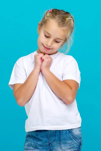 Petite fille émotionnelle dans un T-shirt blanc propre. — Photo