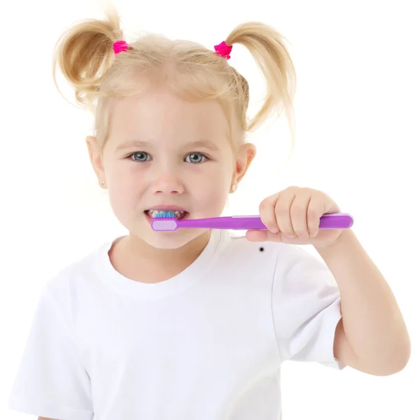 Ένα κοριτσάκι βουρτσίζει τα δόντια της. — Φωτογραφία Αρχείου