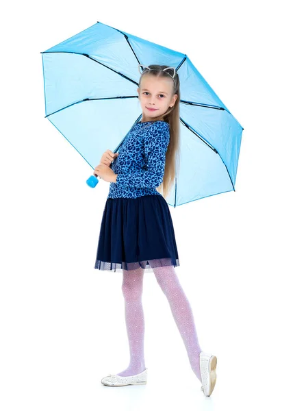 傘の下の小さな女の子. — ストック写真