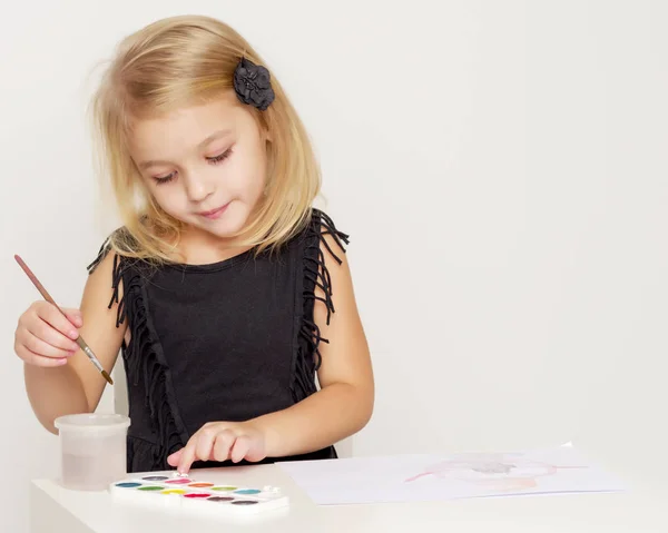 Menina desenha tintas . — Fotografia de Stock