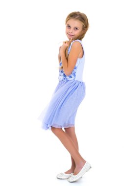 Rüzgarda geliştirme elbiseli küçük kız.