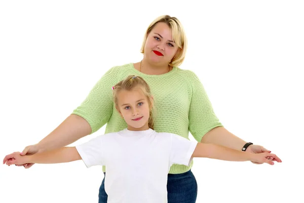 Mãe e filha de mãos dadas . — Fotografia de Stock