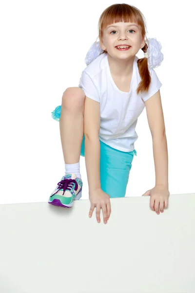 Uma menina está mostrando um anúncio em um banner branco . — Fotografia de Stock