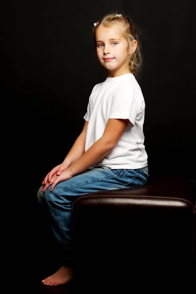 Fetiță pe un fundal negru — Fotografie, imagine de stoc