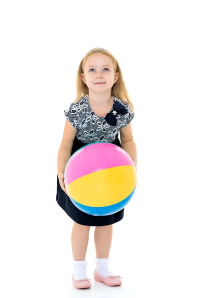 Kleines Mädchen spielt mit einem Ball — Stockfoto