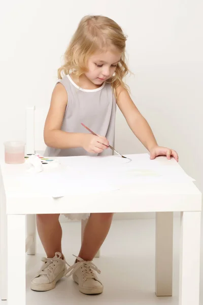 Petite fille dessine des peintures . — Photo