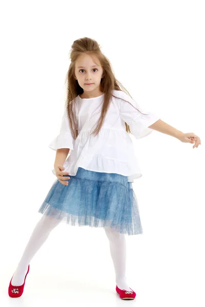 Une petite fille joyeuse danse . — Photo