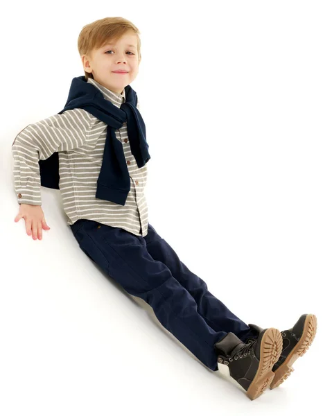 Malý chlapec sedí na podlaze — Stock fotografie