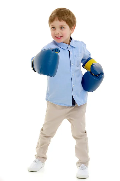 Ein kleiner Junge im sauberen weißen T-Shirt betreibt Fitness. — Stockfoto