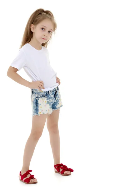 Μικρό κορίτσι σε ένα καθαρό λευκό t-shirt για τη διαφήμιση και σορτς. — Φωτογραφία Αρχείου