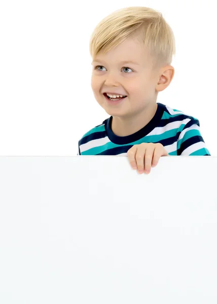 Mały Chłopiec Patrzy Przez Pusty Transparent Którym Można Napisać Dowolny — Zdjęcie stockowe