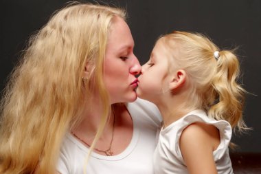 Anne ve küçük kızı yavaşça kucaklamak