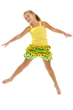 Küçük kız atlıyor.