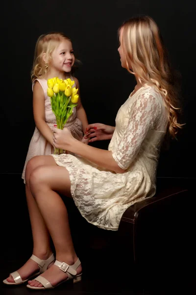 Zwei kleine Mädchen mit Blumen. — Stockfoto