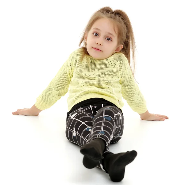 Mała dziewczynka siedzi na podłodze.. — Zdjęcie stockowe