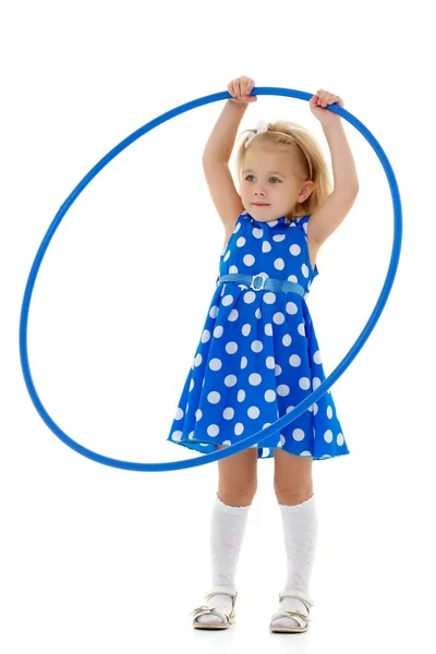 La bambina gira il cerchio. — Foto Stock