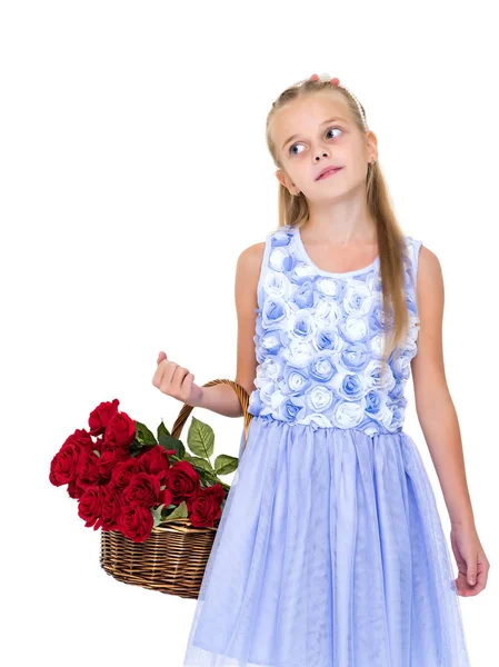 Linda niña con una cesta de flores . — Foto de Stock