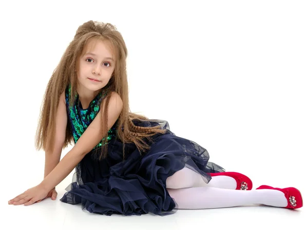 Kleines Mädchen sitzt auf dem Boden. — Stockfoto