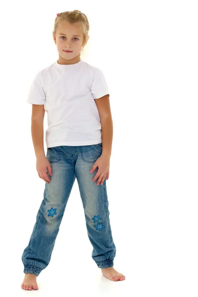 Niña con una camiseta blanca para publicidad. —  Fotos de Stock