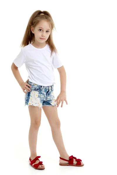 Kleines Mädchen in reinweißem T-Shirt für Werbung und Shorts. — Stockfoto
