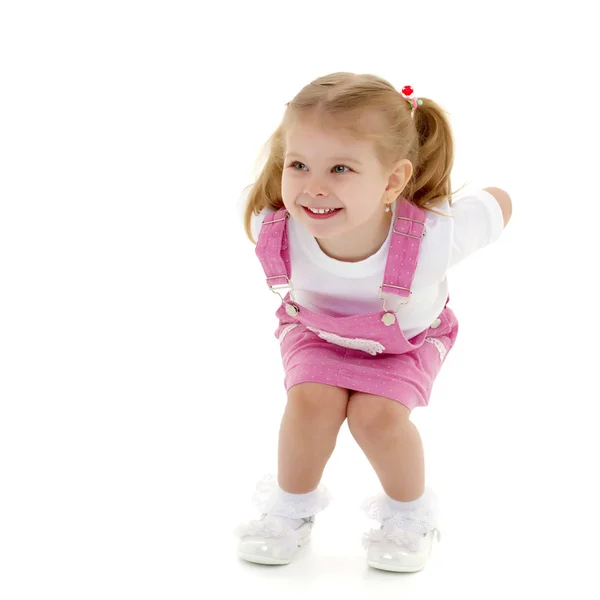 A menina olha para cima . — Fotografia de Stock