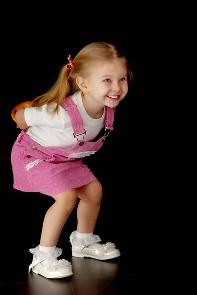 Kleines Mädchen auf schwarzem Hintergrund — Stockfoto