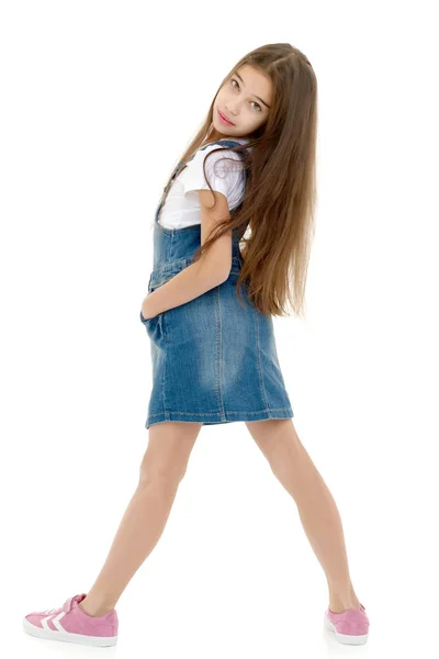 Dziewczynka w krótkiej sukience jeansowej. — Zdjęcie stockowe